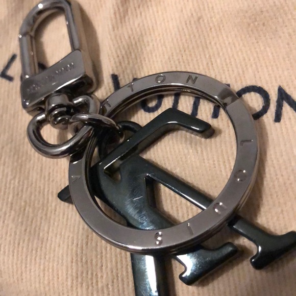 Louis Vuitton upside down lv keyring/bagcharm - Picture 3 of 4